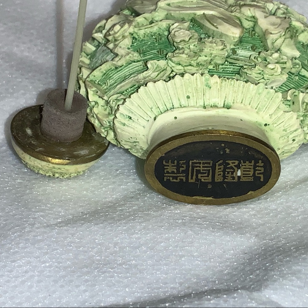 Vintage Well Carved Cinnabar Snuff Bottle - Picture 5 of 8